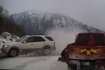 Óriási szerencse vagy vezetői tudás miatt maradt el ezen a videón a tragédia?