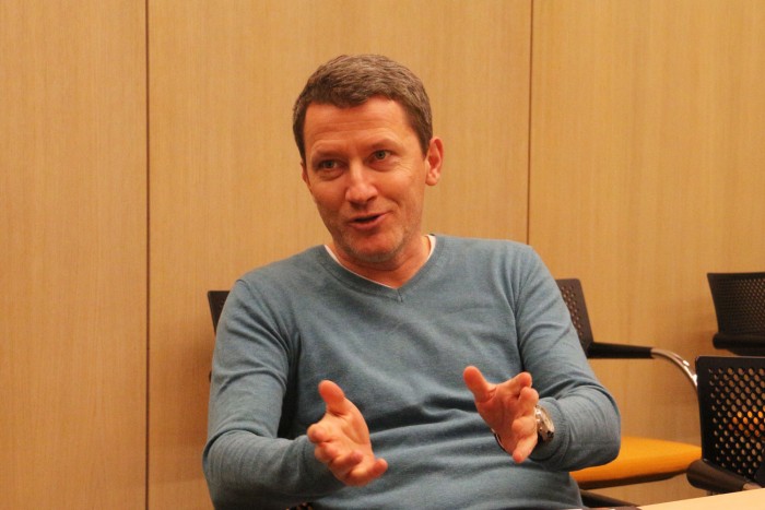 A bérgyilkos, a puha kezű, a barom, meg a kis gigerli 9