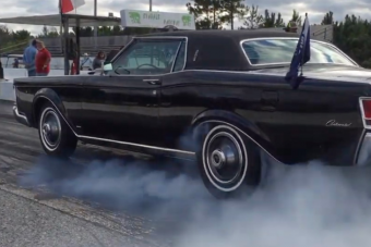 Ettől az óriási amerikai országúti hajótól nem várnál ilyen mutatványt