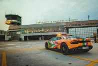 Lamborghini Huracán után mennek a repülők a bolognai reptéren 11