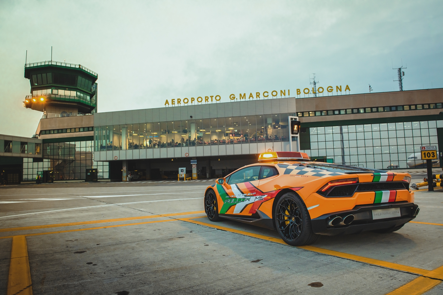 Lamborghini Huracán után mennek a repülők a bolognai reptéren 5
