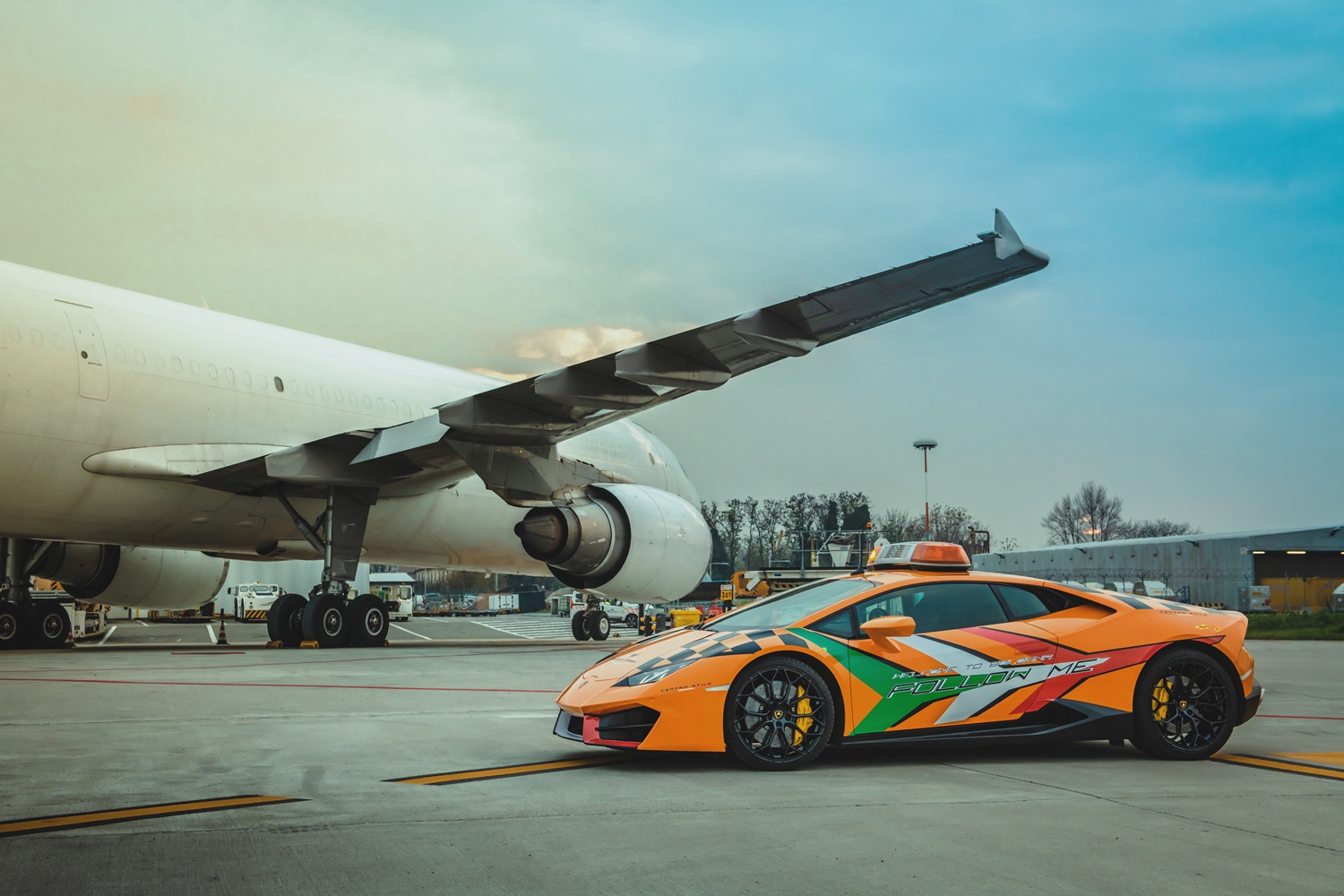 Lamborghini Huracán után mennek a repülők a bolognai reptéren 2