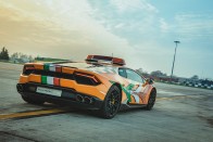 Lamborghini Huracán után mennek a repülők a bolognai reptéren 15