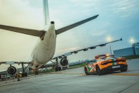 Lamborghini Huracán után mennek a repülők a bolognai reptéren 13
