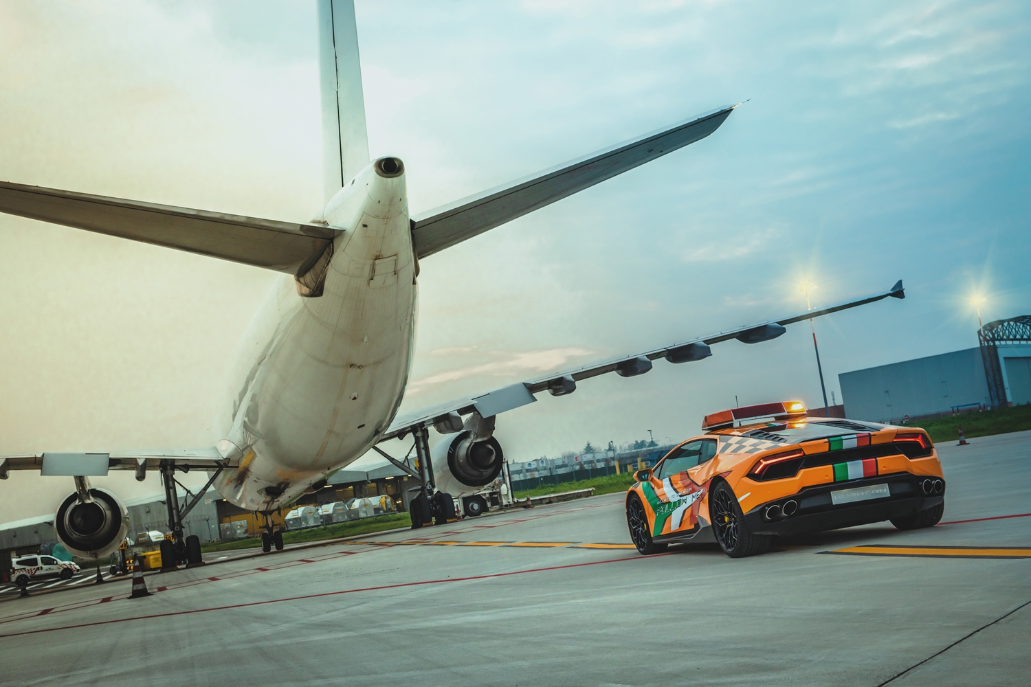 Lamborghini Huracán után mennek a repülők a bolognai reptéren 7