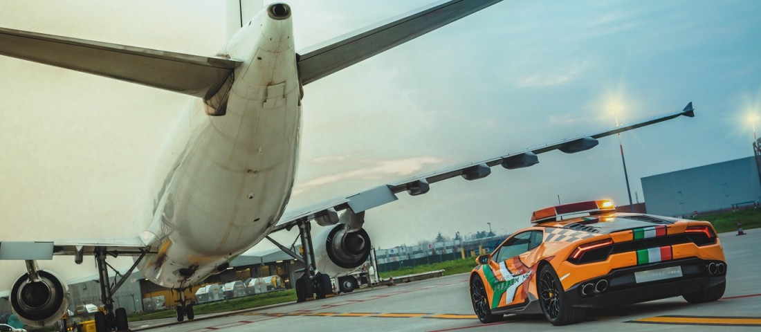 Lamborghini Huracán után mennek a repülők a bolognai reptéren