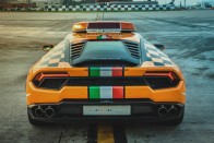 Lamborghini Huracán után mennek a repülők a bolognai reptéren 12