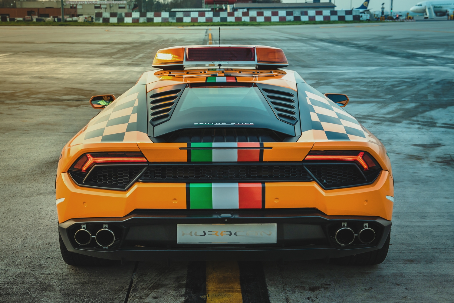 Lamborghini Huracán után mennek a repülők a bolognai reptéren 6