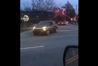 Vasúti átjáróban ragadt a markolót szállító kamion, durva baleset lett a vége