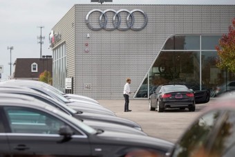 Hatalmas kárt csinált egy hároméves gyerek az Audi szalonban