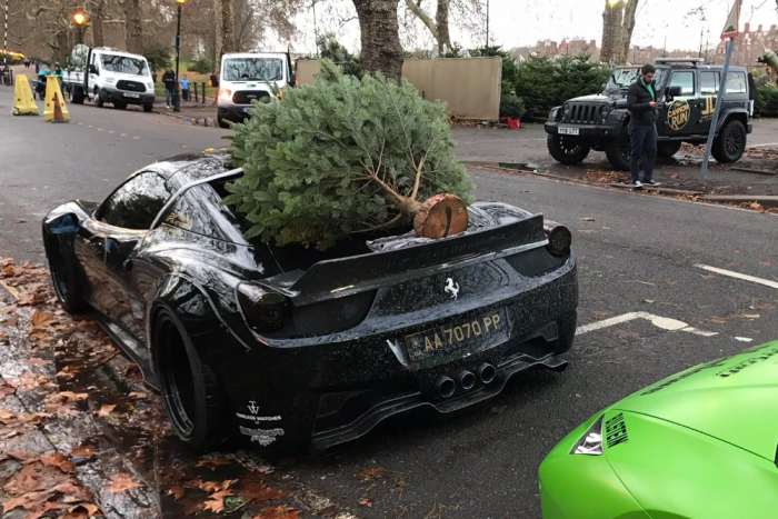 Így viszik haza a karácsonyfát a pofátlanul gazdagok