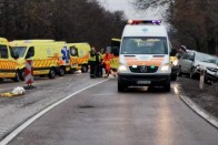 Mentőhelikopter érkezett a 25-ösön történt balesethez 8 Mentőhelikopter érkezett a 25-ösön történt balesethez 8