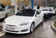 Tesla töltőket borított lángba egy autós 2