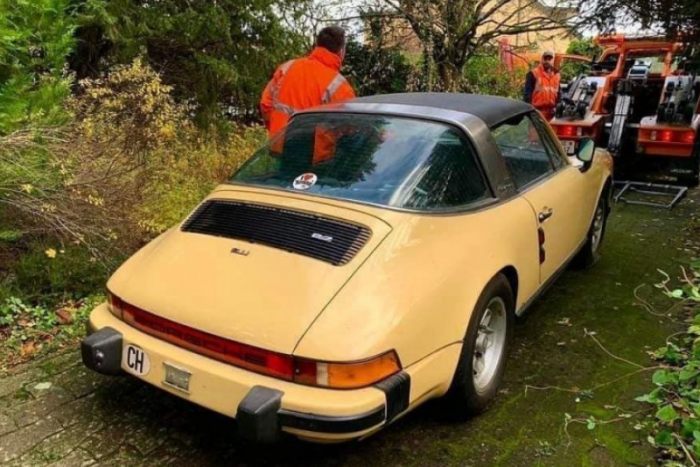 Így néz ki egy öreg, elhagyott Porsche motortere, amit rágcsálók vettek birtokba