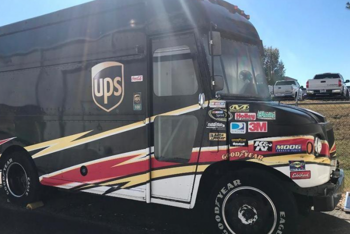 Eladó a futárok legdurvább álma, egy V8-as szállító