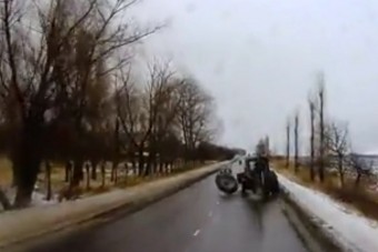 Traktor leszakadó kereke találta el az autót