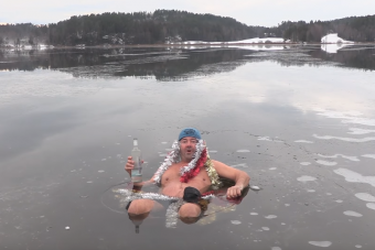 Jeges vízben vodkát nyakalva kíván kellemes ünnepeket a legtökösebb videós