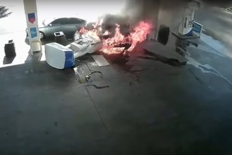 Stílusosan akart távozni, felgyújtotta a kutat és az autóját is