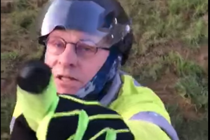 Egy bringás túlreagált egy apróságot, ebből kerekedett hatalmas vita