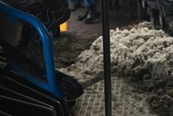 Egy budapesti busz átment hótolóba hétfő reggel