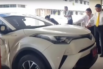 Majdnem kizuhant a parkolóházból a figyelmetlen autós