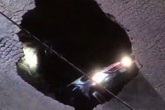 Milliókat kaphat a nő, akit majdnem elnyelt autójával együtt a föld