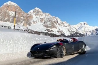 Nincs menőbb annál, mikor a hóban csapatnak a 600 milliós Ferrarival