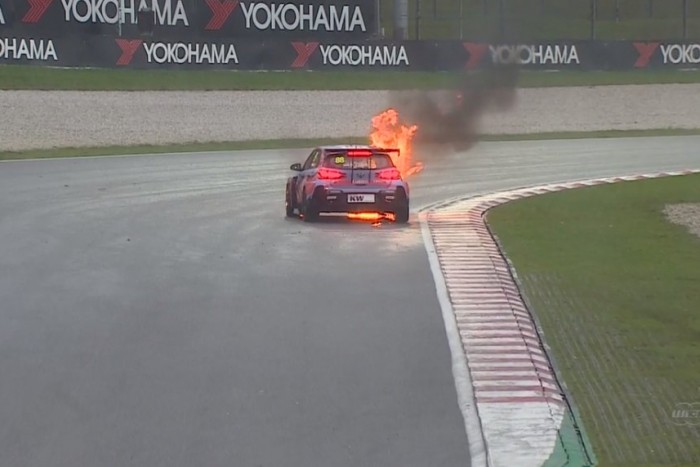 Dráma Malajziában, kigyulladt a Hyundai