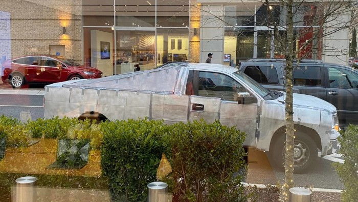 Közúton is lencsevégre kapták a Tesla formabontó pickupját 2