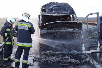 Drámai fotókon az M5-ösön kiégett furgon