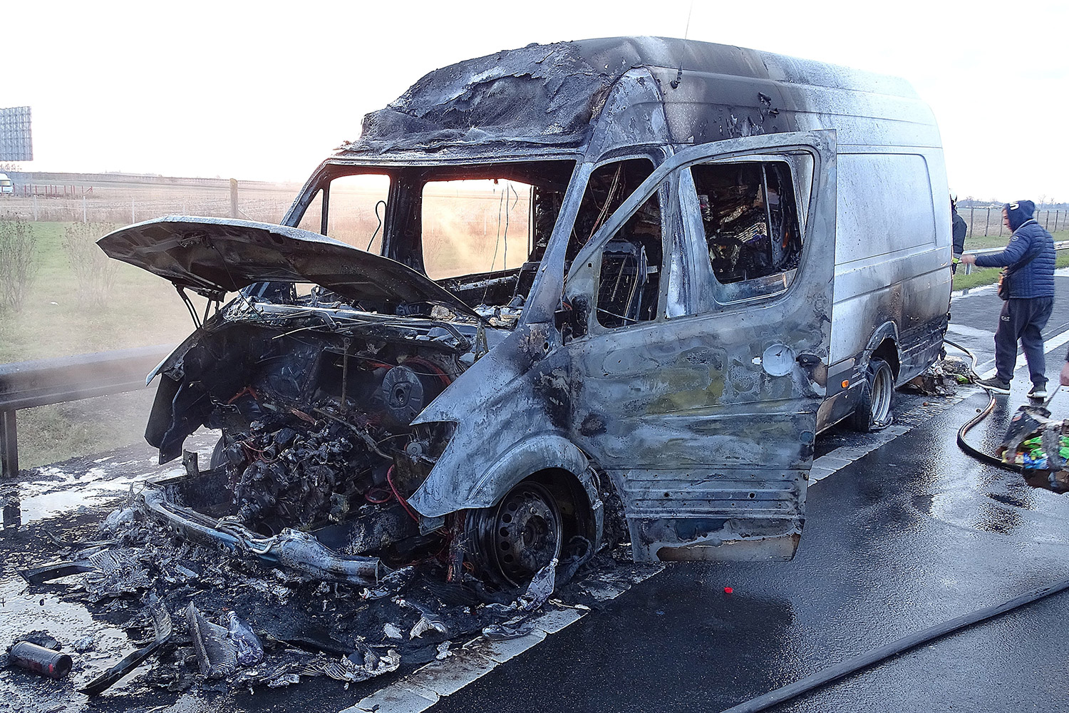 Drámai fotókon az M5-ösön kiégett furgon 5