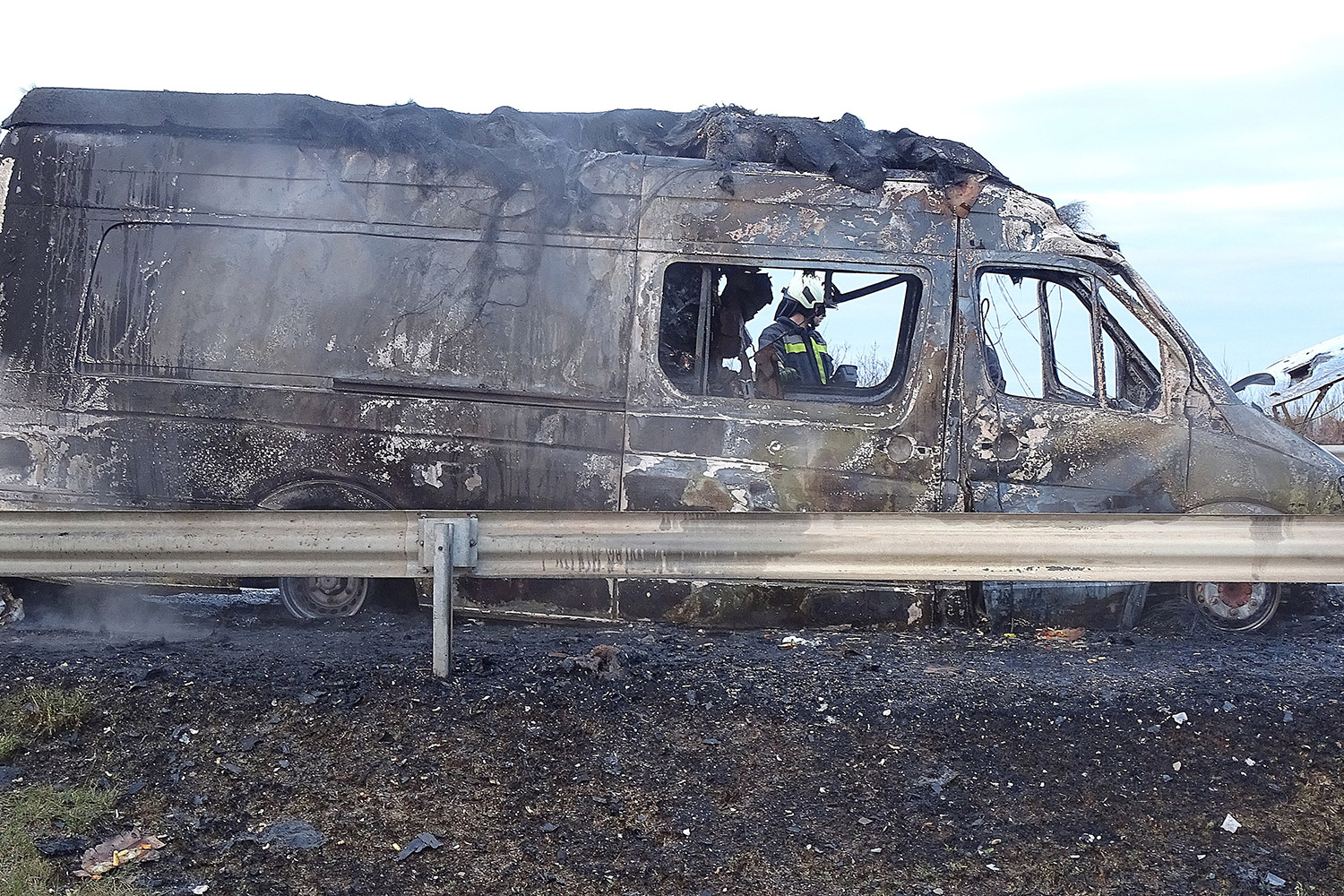 Drámai fotókon az M5-ösön kiégett furgon 1