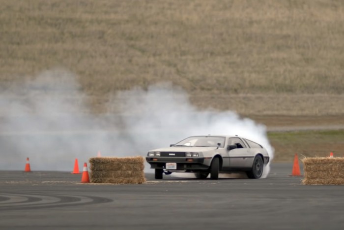 Semmi nem visz el annyira a jövőbe, mint az elektromos, önvezető, driftelő DeLorean!