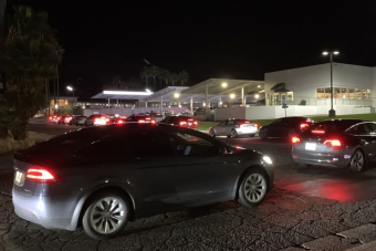 Töltők előtt kígyózó sorokat hozott a Tesla Model 3 sikere