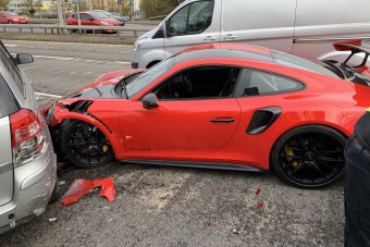 Pár perccel az átvétel után zúzták le a 700 lovas Porschét