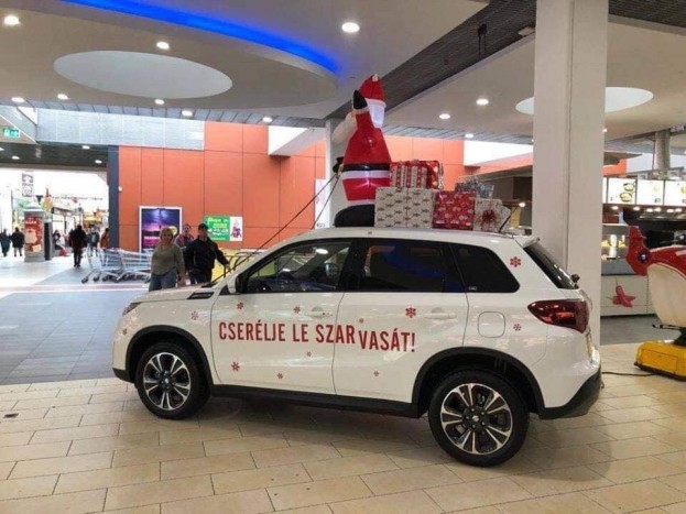 Mikulás alkalmából született meg a nap képe egy hazai bevásárlóközpontban 1