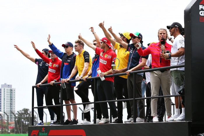 F1: A versenyzőtársak is leborultak Hamilton előtt