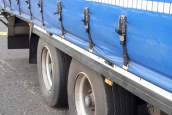 Egy román kamionos megcsinálta az M7-esen, amit még senki nem mert bevállalni