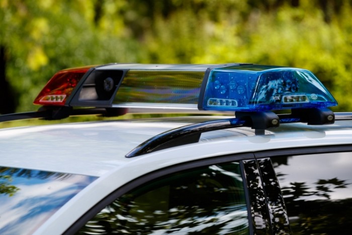 Üldözték a rendőrök, lopott autóval csúsztak a Dunába