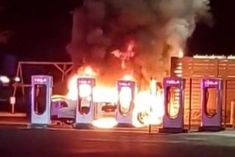 Tesla töltőket borított lángba egy autós