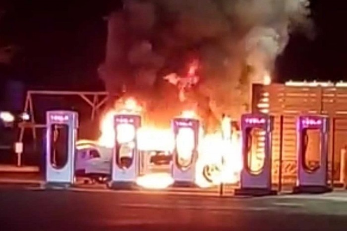 Tesla töltőket borított lángba egy autós