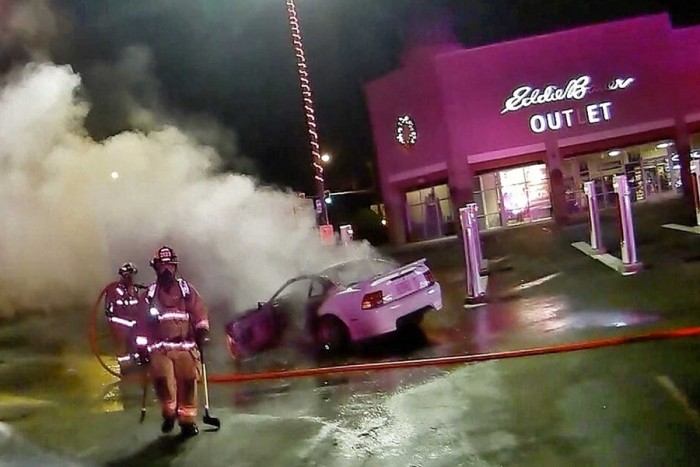 Tesla töltőket borított lángba egy autós 1 | Vezess Tesla töltőket borított lángba egy autós 1