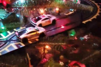 Versenypályát kreált a karácsonyfából az apa, akit hagytak egyedül díszíteni