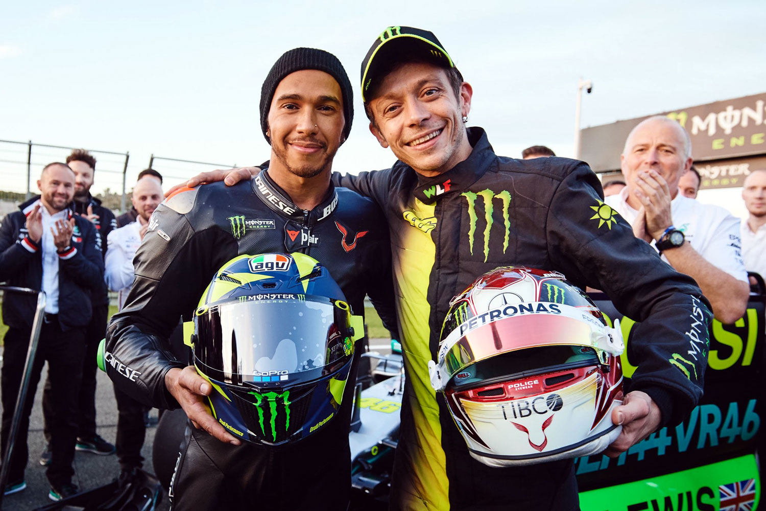 Videó: Így repesztett Lewis Hamilton és Valentino Rossi 6