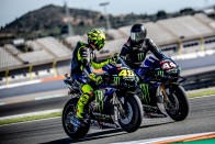 Videó: Így repesztett Lewis Hamilton és Valentino Rossi 18