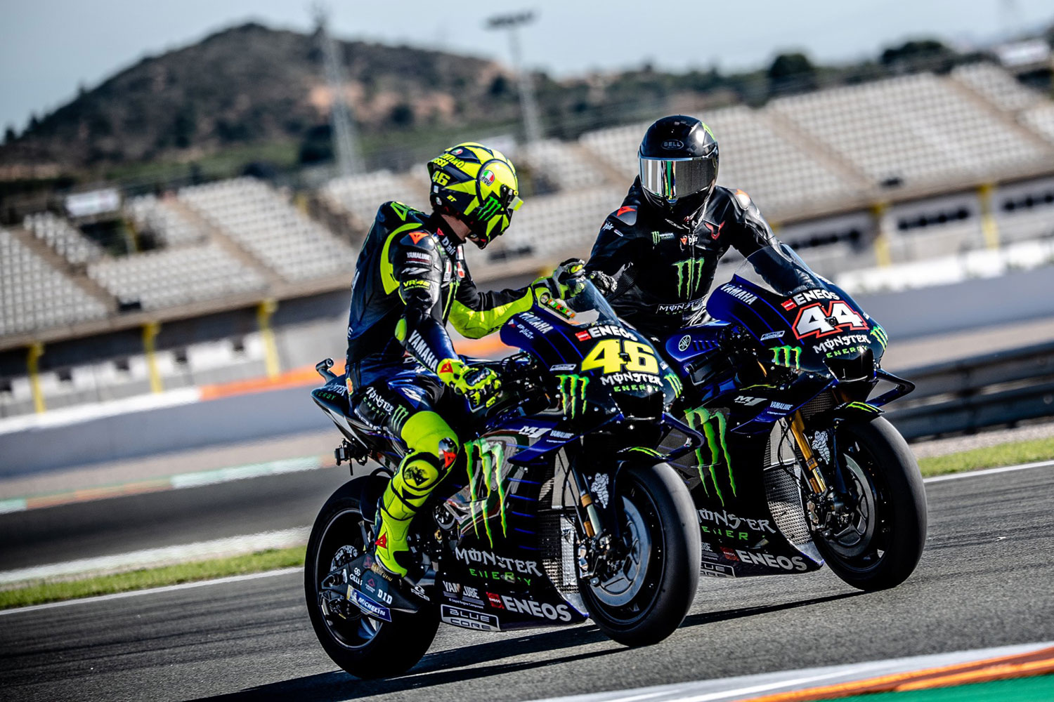 Videó: Így repesztett Lewis Hamilton és Valentino Rossi 10