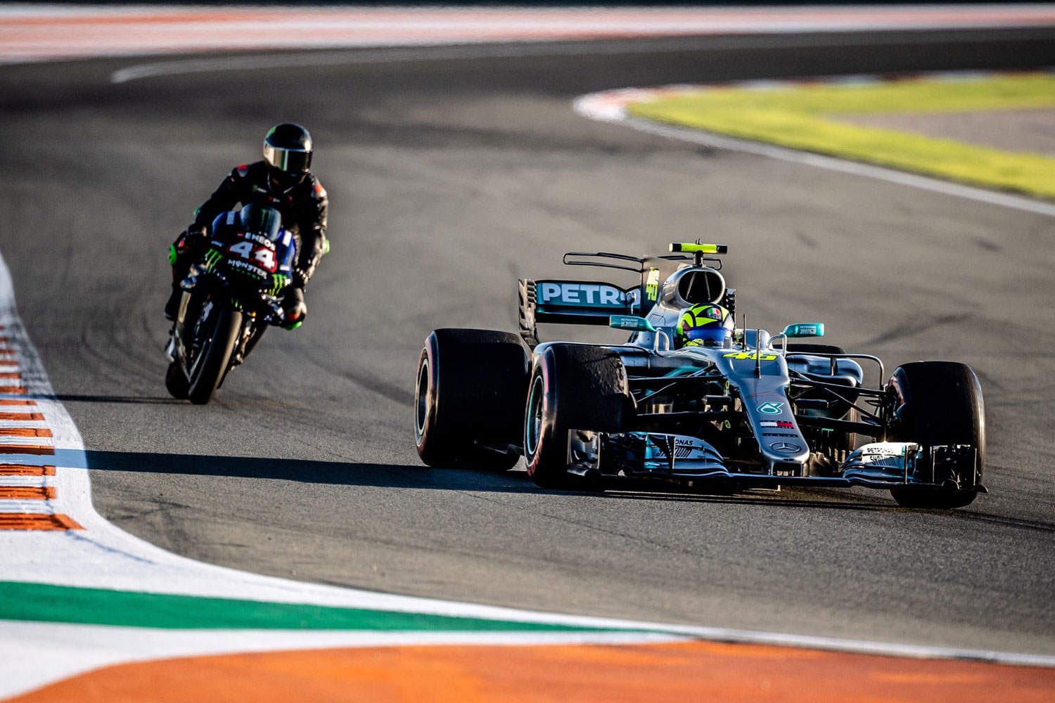 Videó: Így repesztett Lewis Hamilton és Valentino Rossi 9