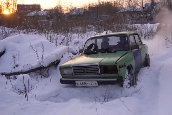 Az orosz kreativitás házi összkerék-hajtásban öltött testet