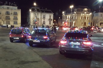 Karácsonyfának öltözött autók járják Budapestet