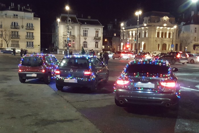 Karácsonyfának öltözött autók járják Budapestet 3